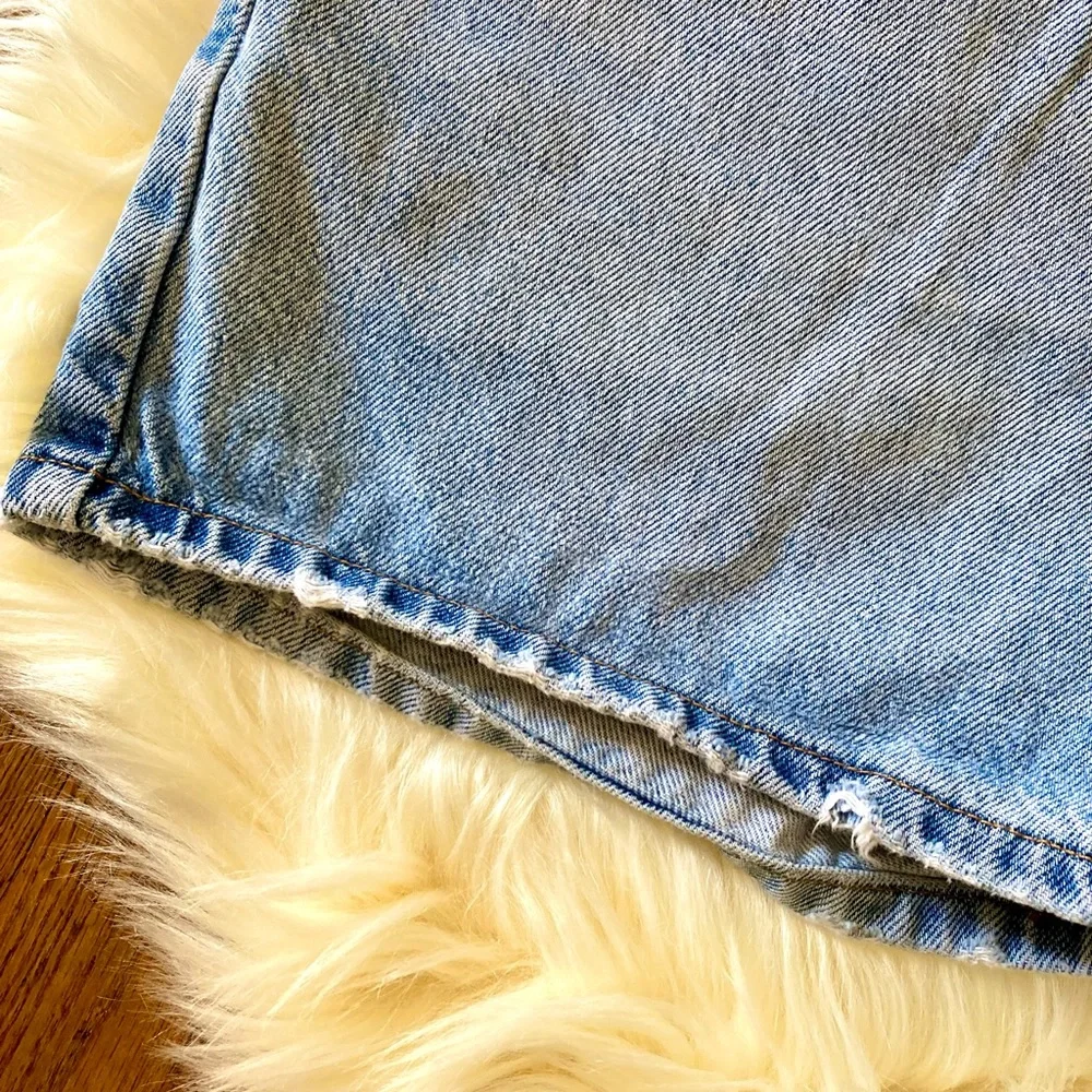 SOLD VTG Levis Jean Shorts - Picture 3 of 6